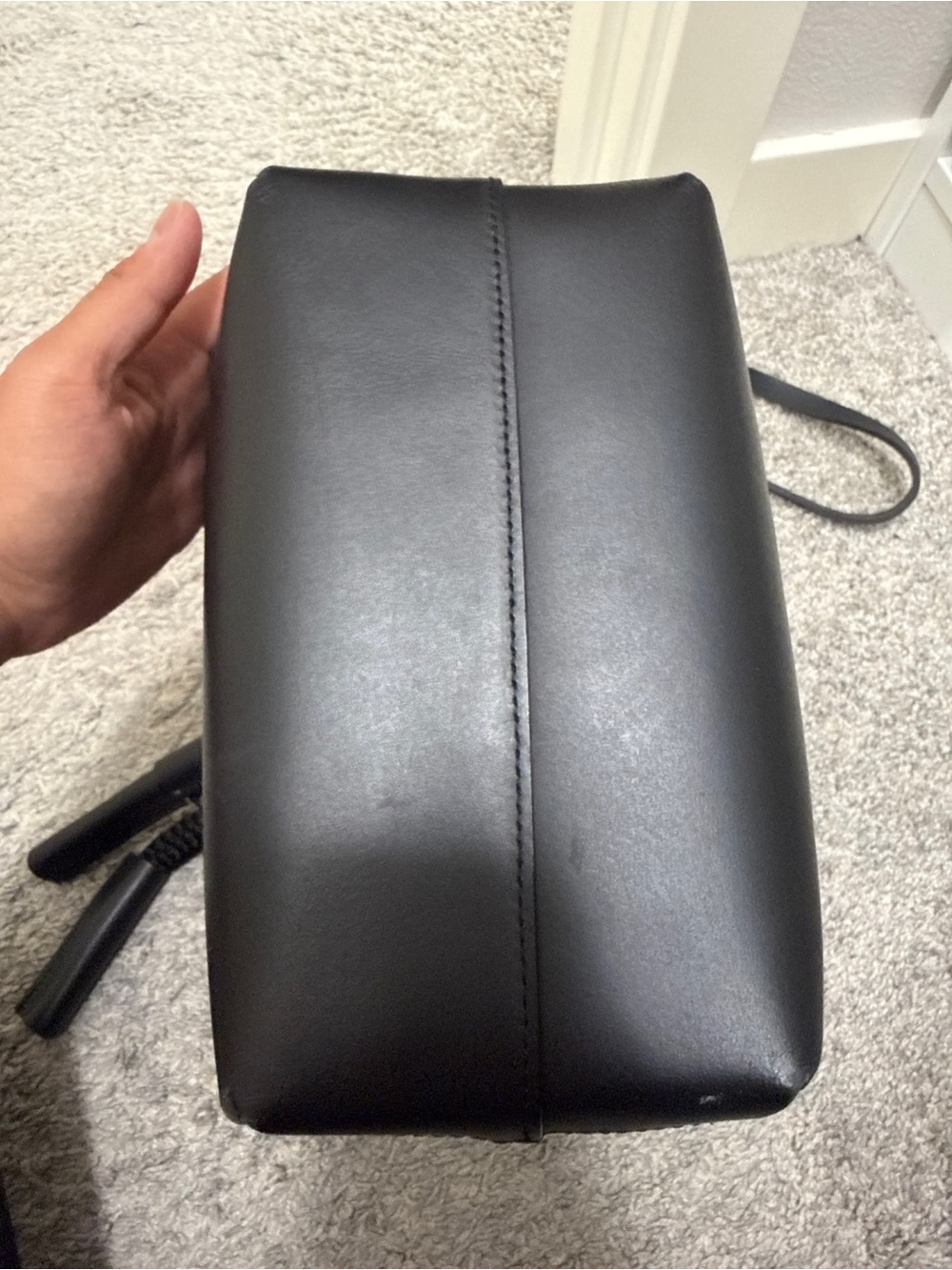 The Stowe bucket bag in black - Picture 5 of 9